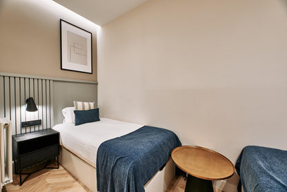 Piso de lujo en Madrid con estilo contemporáneo en Sol en Calle Tetuán