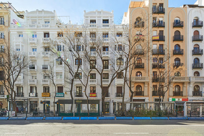 Piso de lujo en Madrid con balcón exterior en la calle Conde de Peñalver