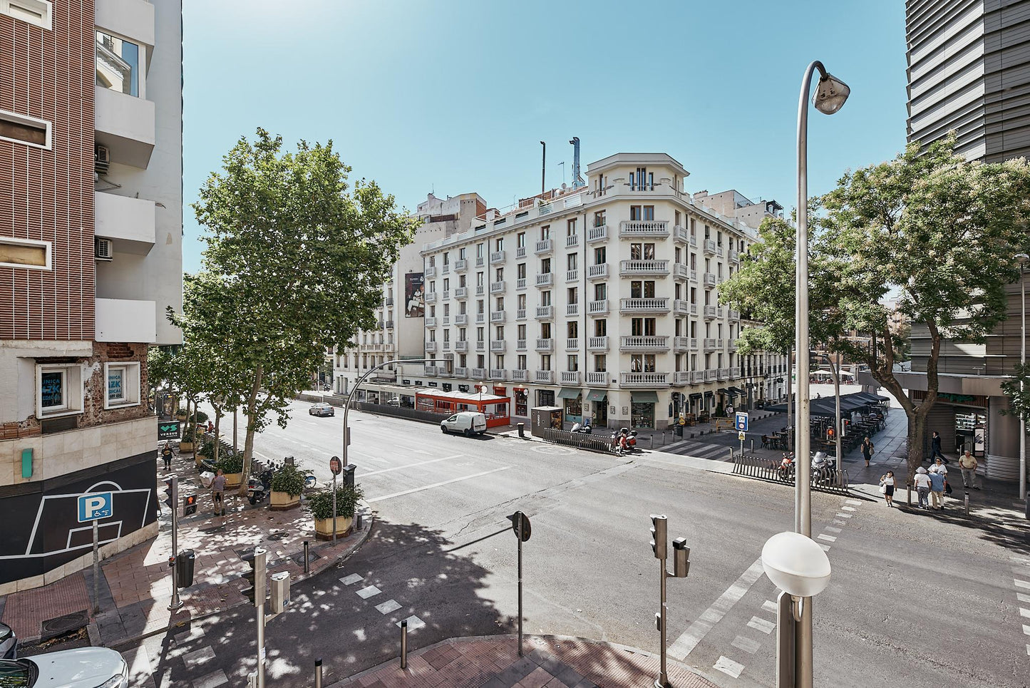 Piso de lujo en Madrid con balcones y diseño elegante en Calle Goya