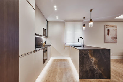 Piso de lujo en Madrid con terraza y luz natural en Calle Montesa