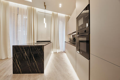 Piso de lujo en Madrid con balcón y encanto urbano en Calle del Barco