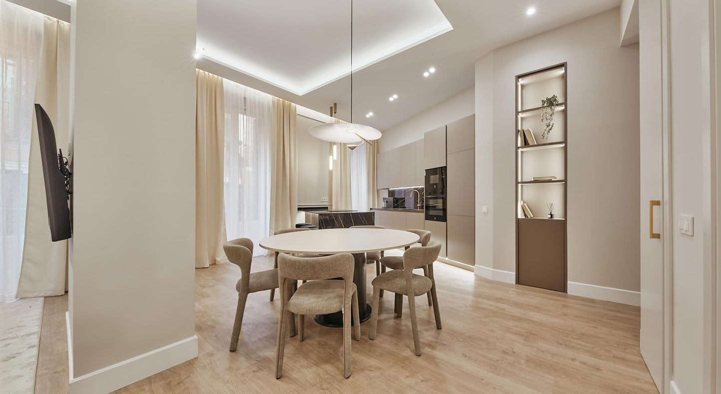 Piso de lujo en Madrid con balcón y encanto urbano en Calle del Barco