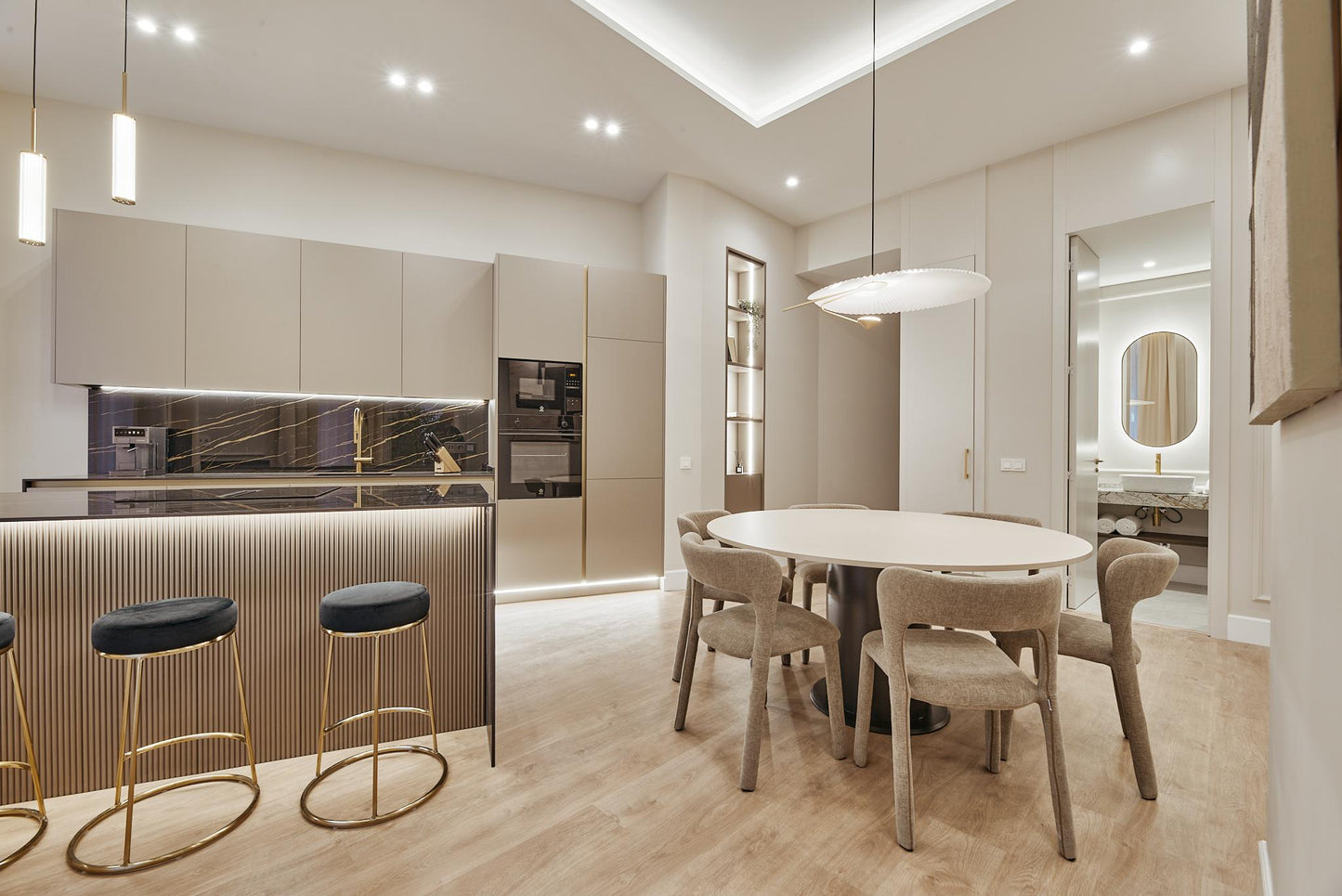 Piso de lujo en Madrid con balcón y encanto urbano en Calle del Barco