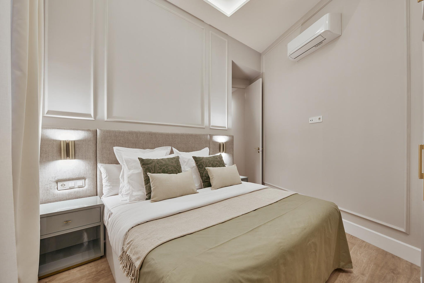 Piso de lujo en Madrid con balcón y encanto urbano en Calle del Barco