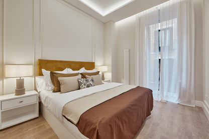 Piso de lujo en Madrid con balcón y encanto urbano en Calle del Barco