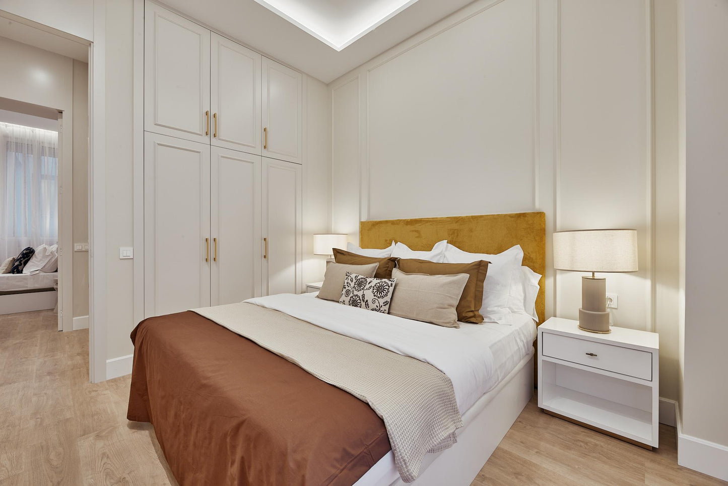 Piso de lujo en Madrid con balcón y encanto urbano en Calle del Barco