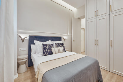 Piso de lujo en Madrid con balcón y encanto urbano en Calle del Barco