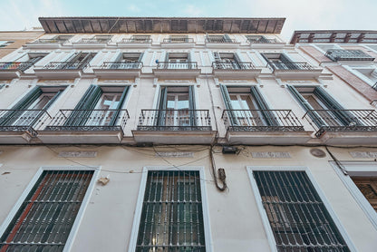 Piso de lujo en Madrid con balcón y encanto urbano en Calle del Barco