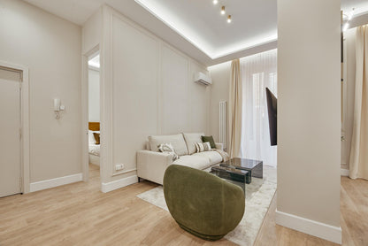 Piso de lujo en Madrid con balcón y encanto urbano en Calle del Barco