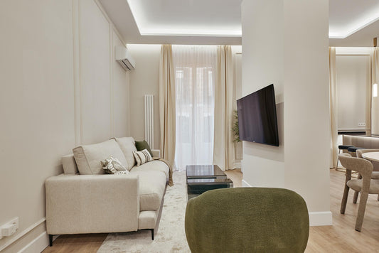 Piso de lujo en Madrid con balcón y encanto urbano en Calle del Barco