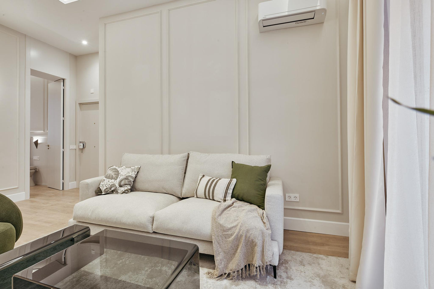 Piso de lujo en Madrid con balcón y encanto urbano en Calle del Barco