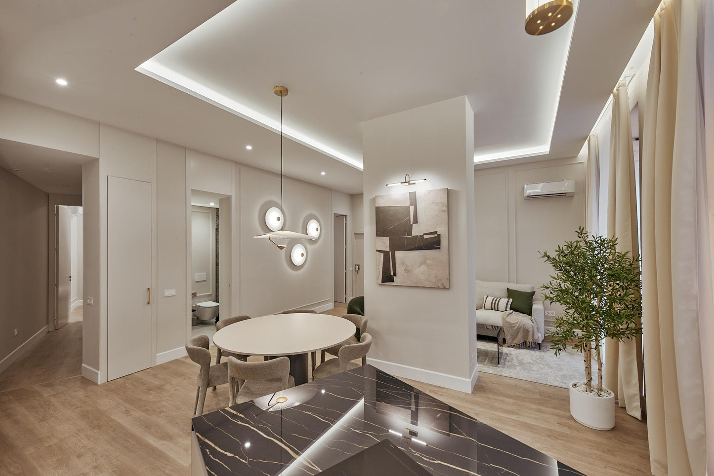 Piso de lujo en Madrid con balcón y encanto urbano en Calle del Barco