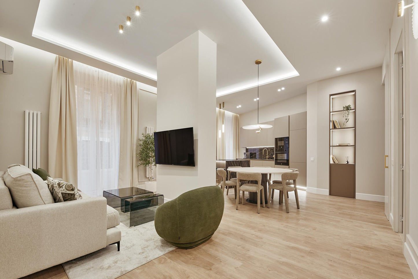 Piso de lujo en Madrid con balcón y encanto urbano en Calle del Barco