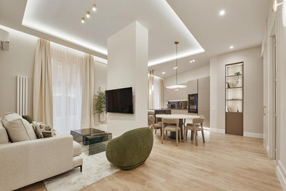 Piso de lujo en Madrid con balcón y encanto urbano en Calle del Barco