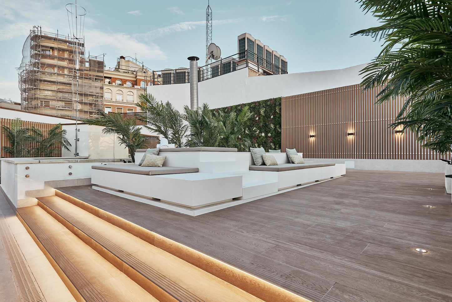 Piso de lujo en Madrid con terraza y piscina en calle Leganitos