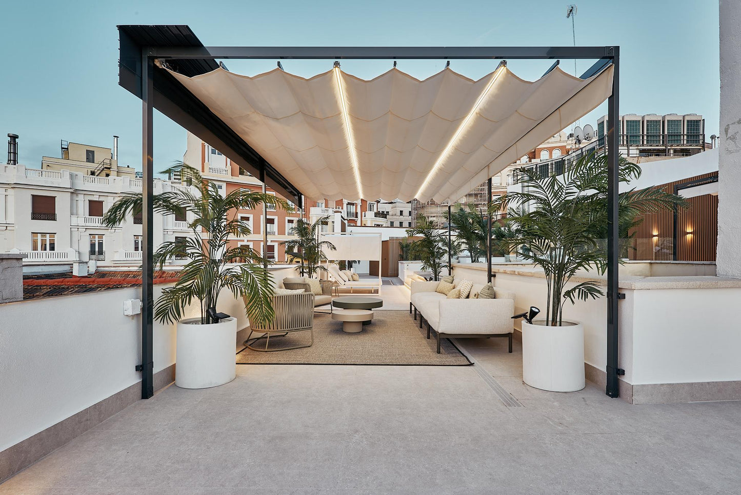 Piso de lujo en Madrid con terraza y piscina en calle Leganitos