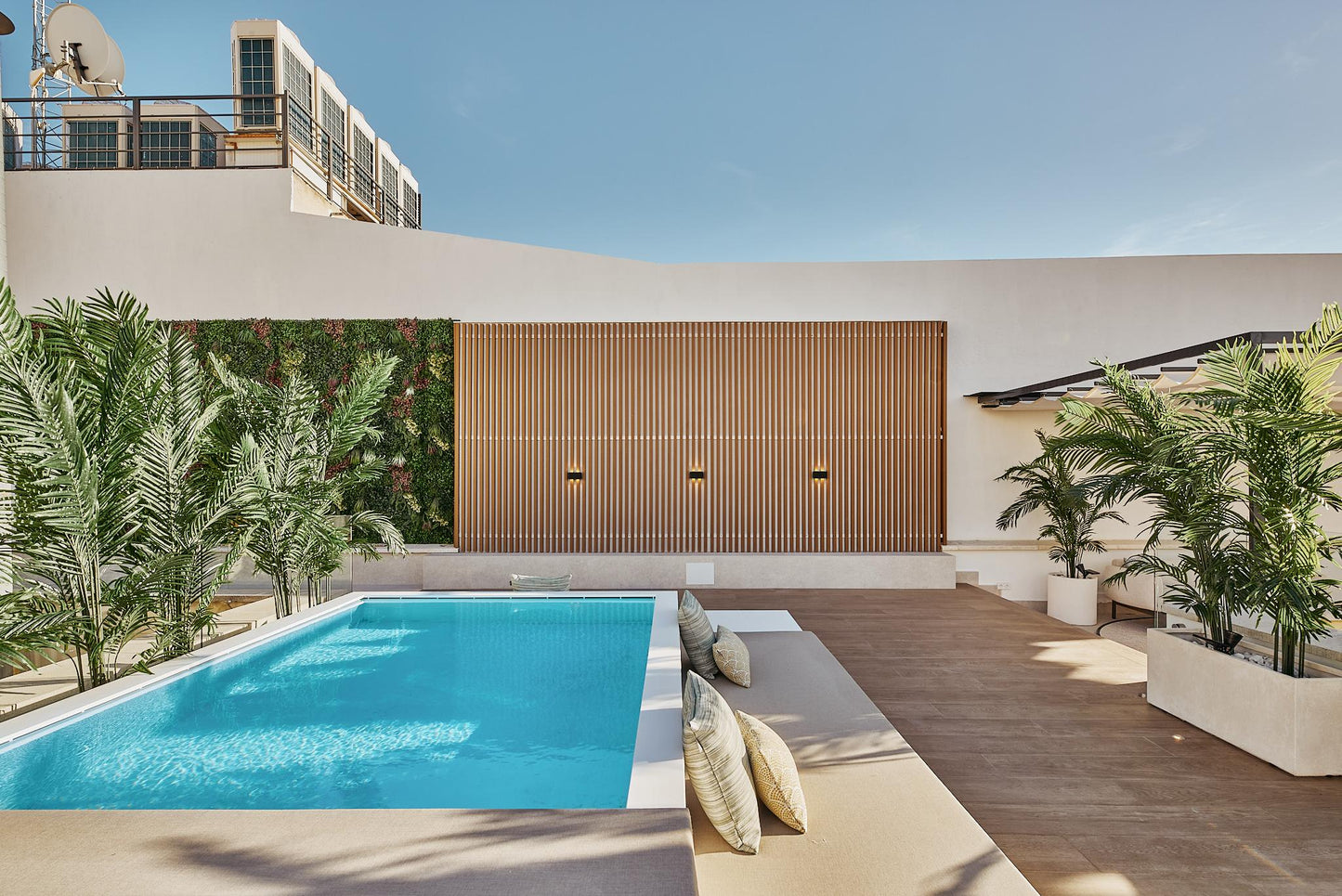 Piso de lujo en Madrid con terraza y piscina en calle Leganitos