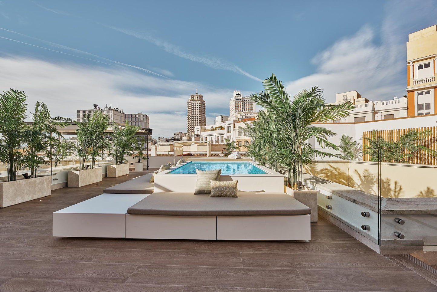 Piso de lujo en Madrid con terraza y piscina en calle Leganitos