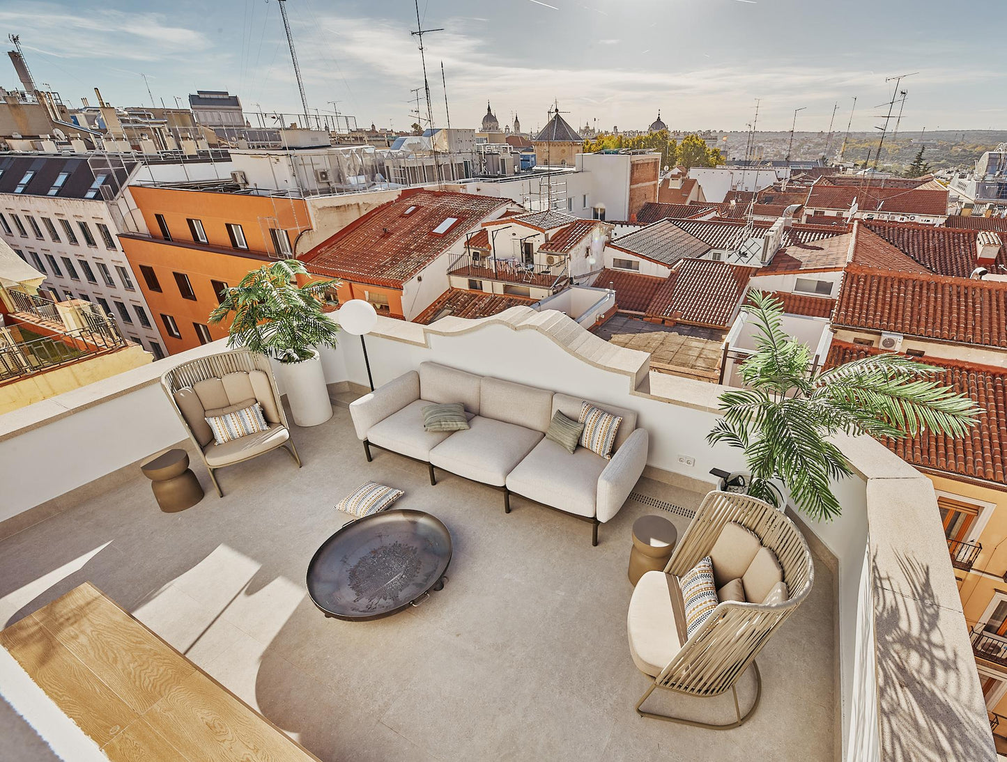 Piso de lujo en Madrid con terraza y piscina en calle Leganitos