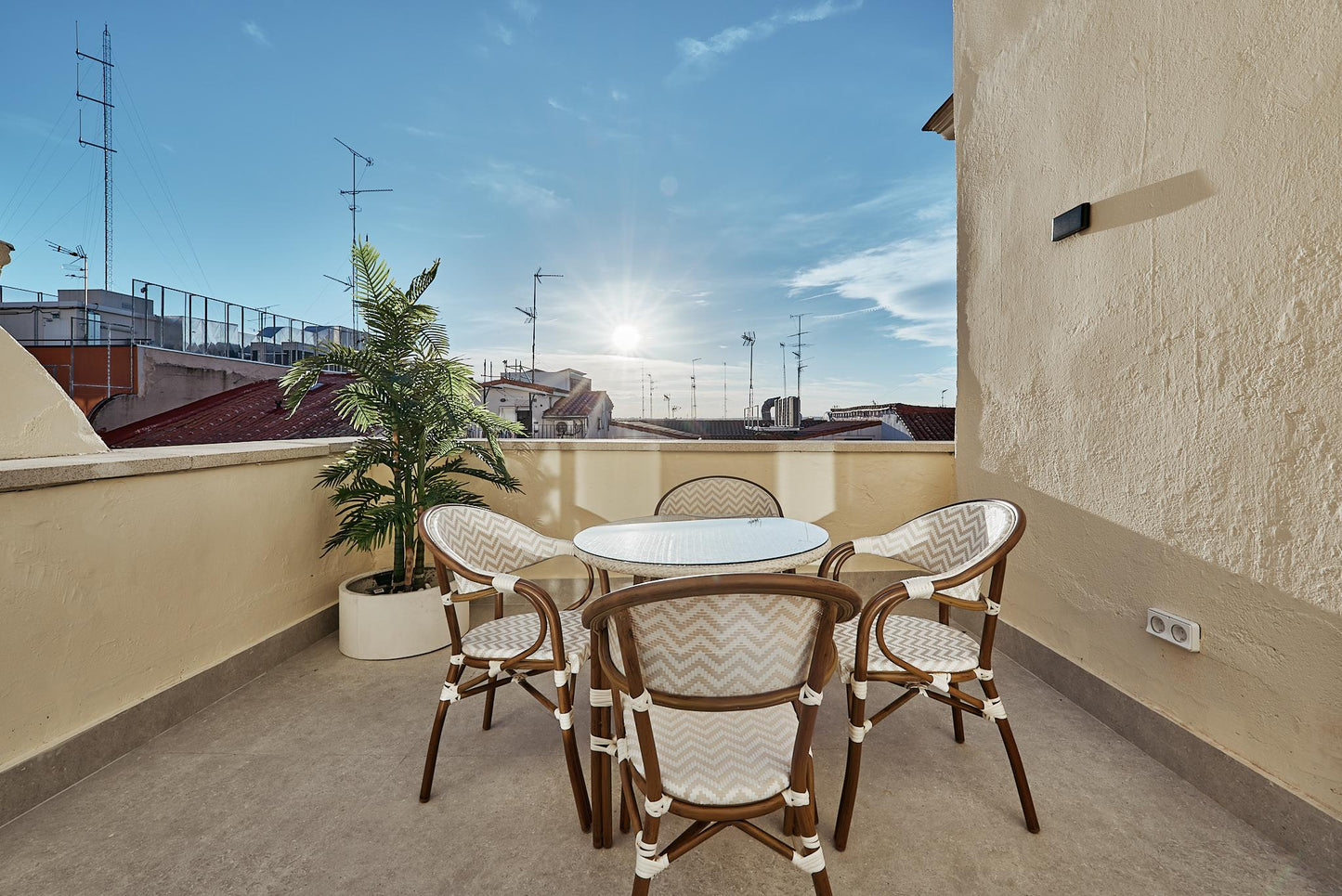 Piso de lujo en Madrid con terraza y piscina en calle Leganitos