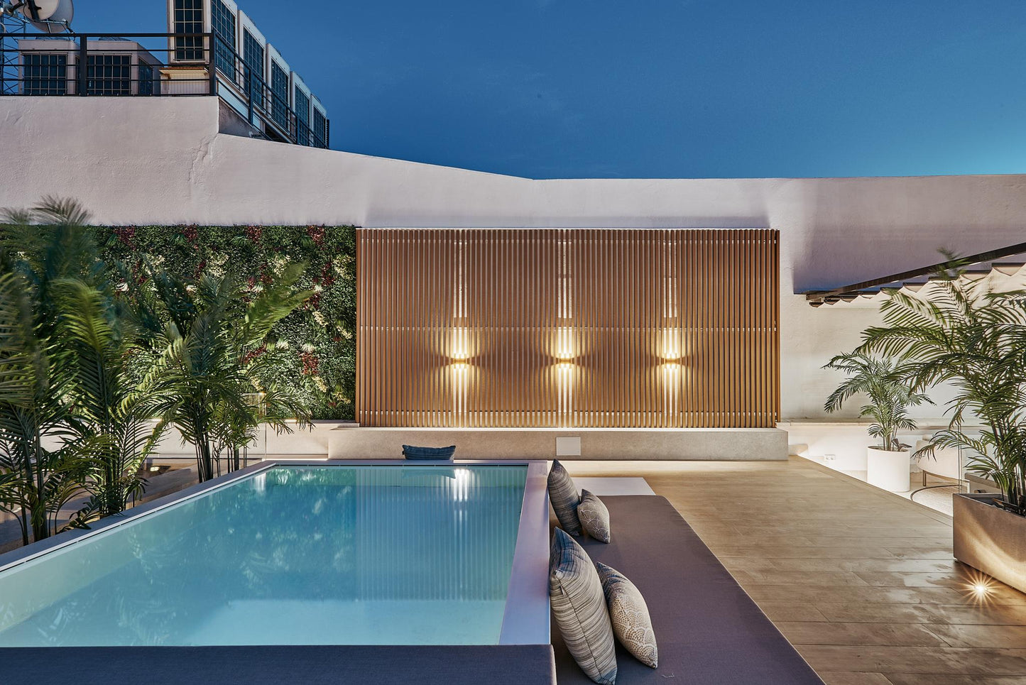 Piso de lujo en Madrid con terraza y piscina en calle Leganitos