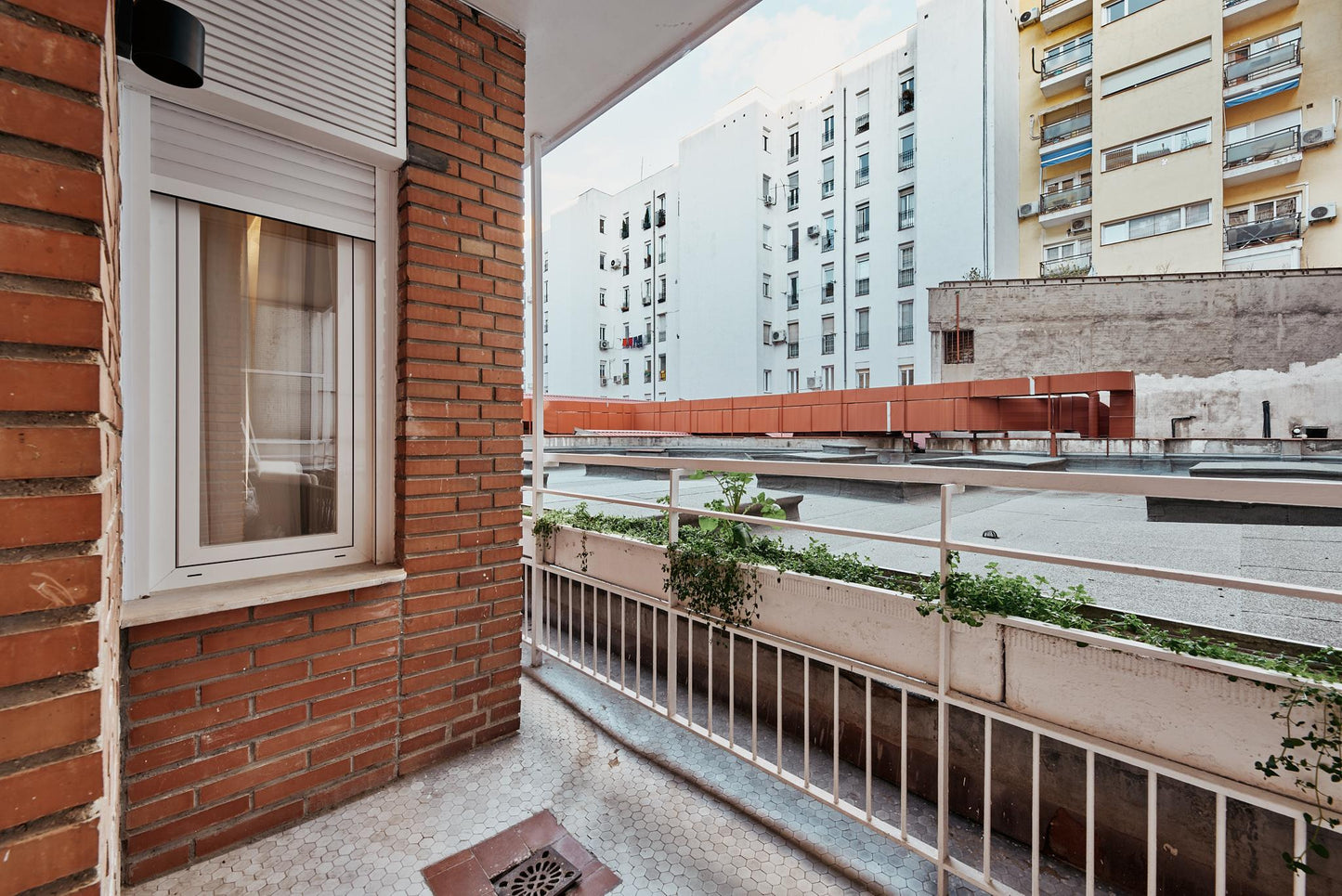 Piso de diseño en Madrid con terraza y domótica en la calle Castelló