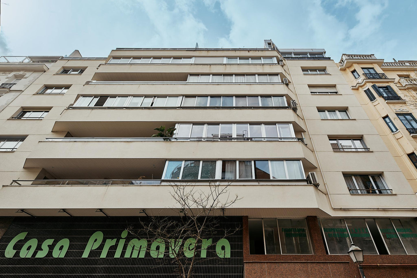 Piso de lujo en Madrid con terraza y amplios espacios en la calle Alcántara