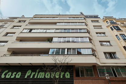 Piso de lujo en Madrid con terraza y amplios espacios en la calle Alcántara