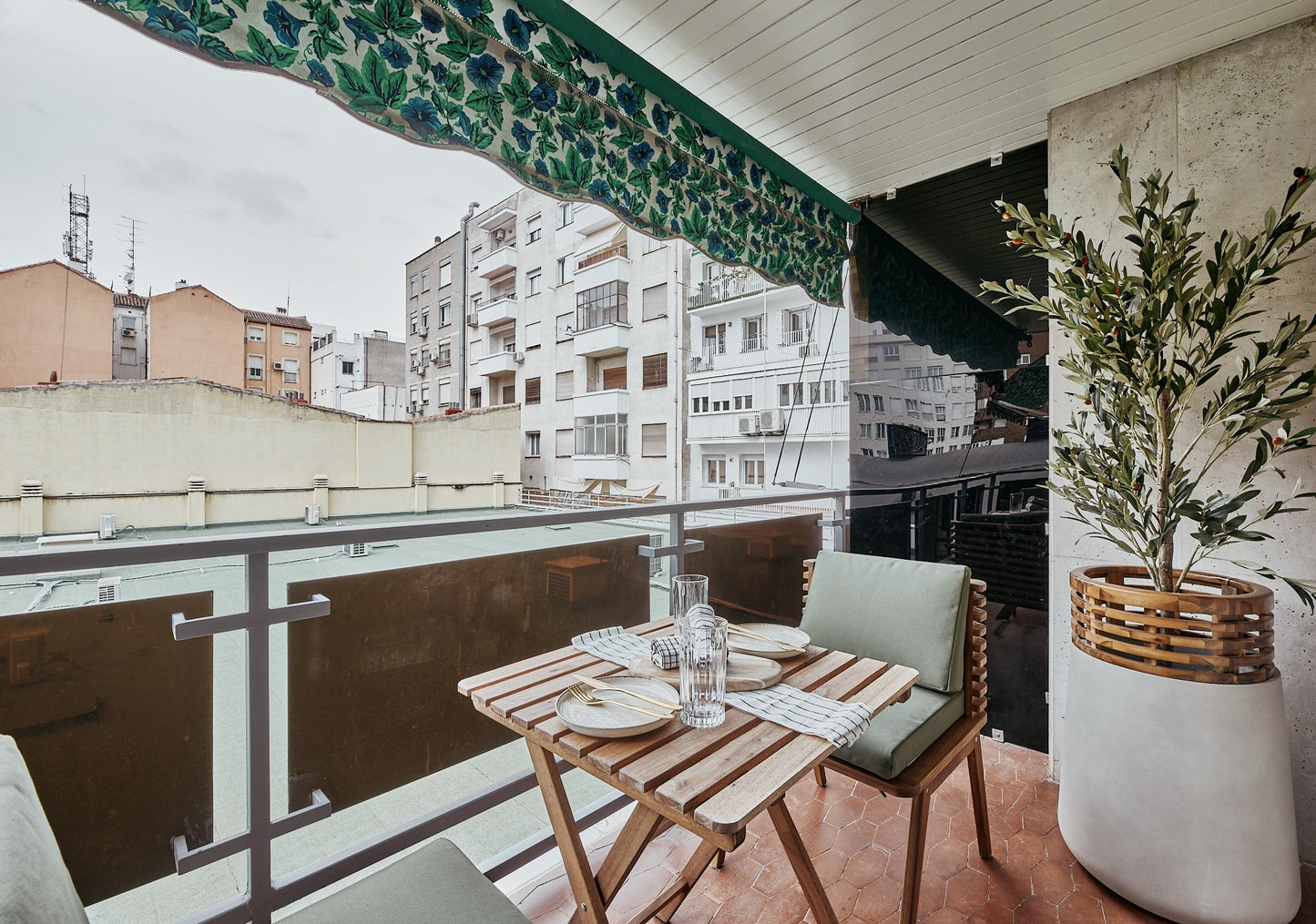 Piso de lujo en Madrid con terraza y amplios espacios en la calle Alcántara