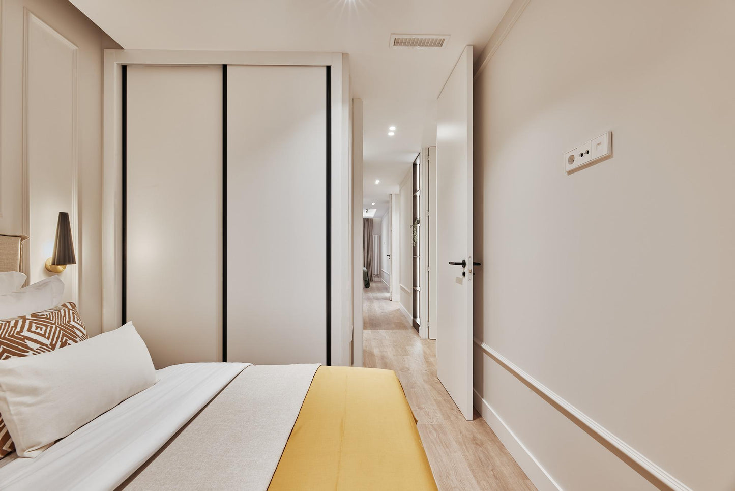 Piso de lujo en Madrid con terrazas, garaje y diseño de autor en la calle Poeta Esteban Villegas