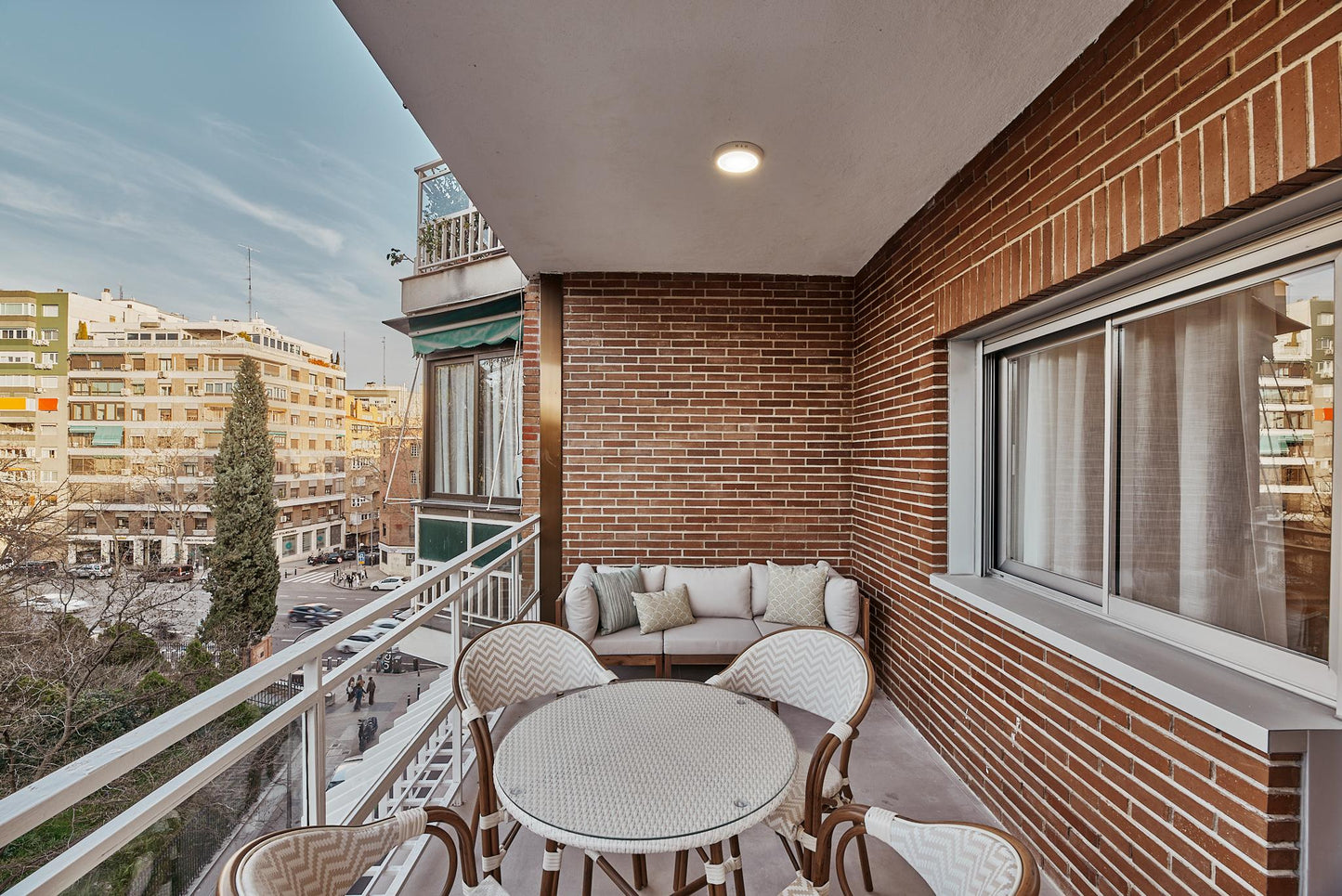 Piso de lujo en Madrid con terrazas, garaje y diseño de autor en la calle Poeta Esteban Villegas