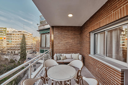 Piso de lujo en Madrid con terrazas, garaje y diseño de autor en la calle Poeta Esteban Villegas