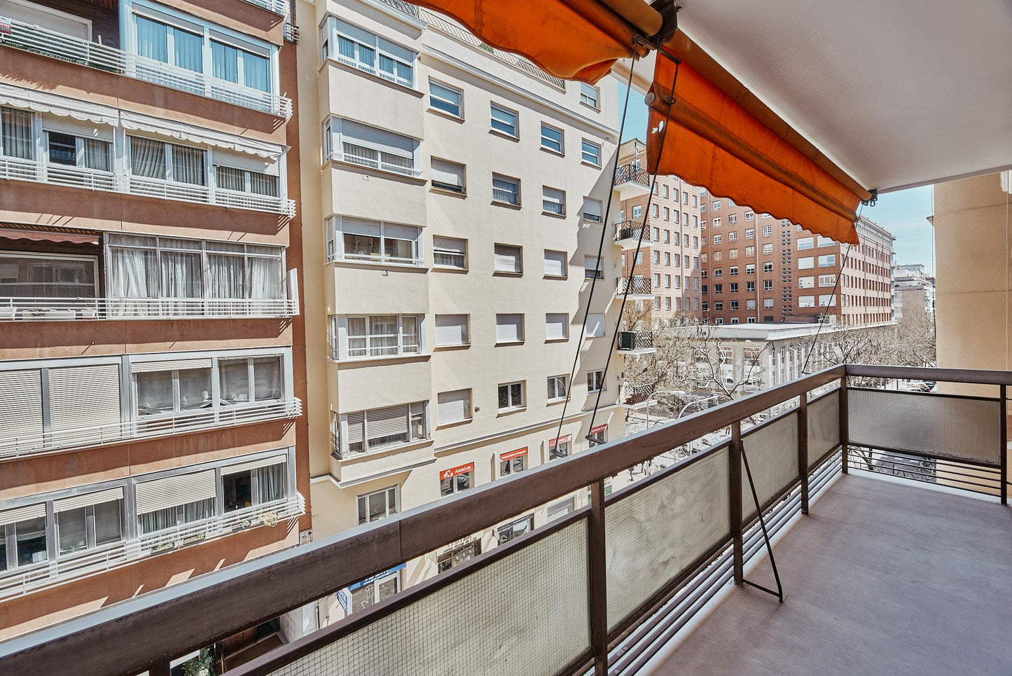 Piso de lujo en Madrid exterior con balcón en la calle General Díaz Porlier