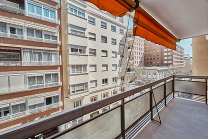 Piso de lujo en Madrid exterior con balcón en la calle General Díaz Porlier