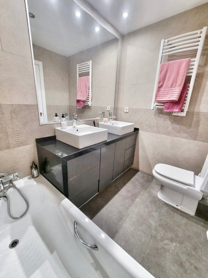 Chalet pareado en Seseña con jardín y piscina privada