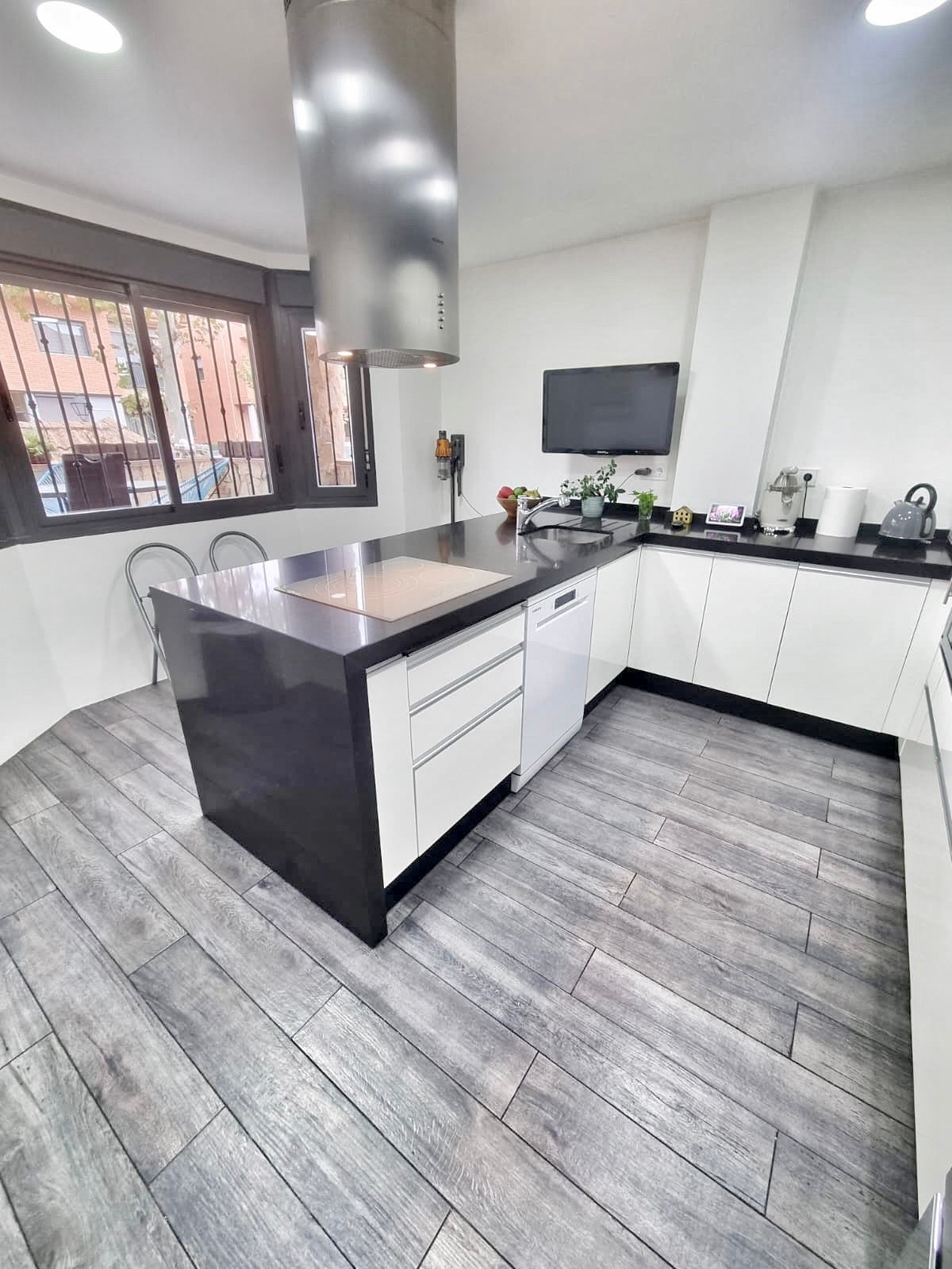 Chalet pareado en Seseña con jardín y piscina privada