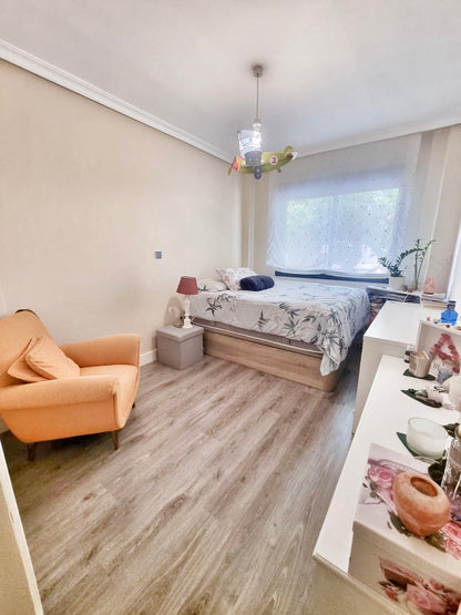 Chalet pareado en Seseña con jardín y piscina privada