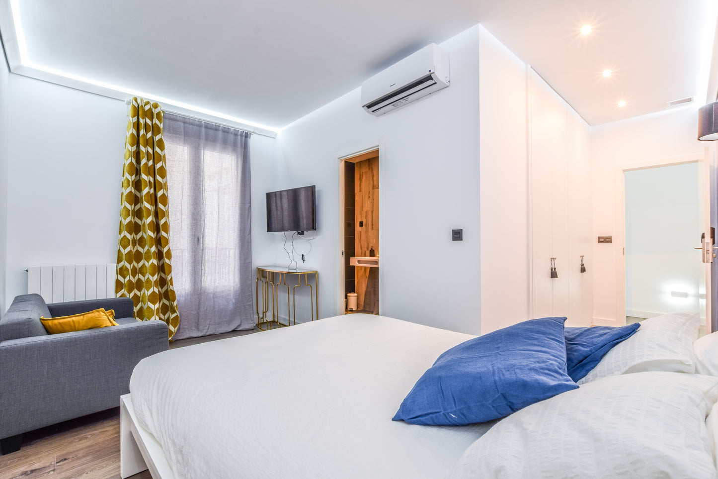 Piso de lujo en Madrid con balcón y cinco suites en Calle Fuencarral