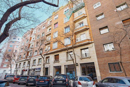 Piso de lujo en Madrid con diseño contemporáneo en Calle General Oráa